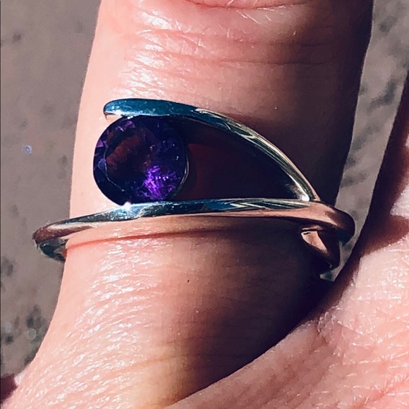 Genuine Amethyst Ring 1.56 Carets 925 silver 7.5 - Picture 2 of 3